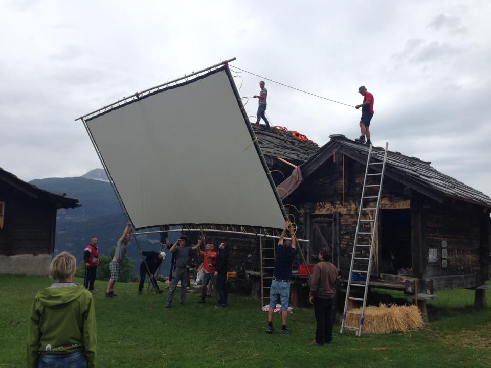 Aufbau des Open-Air-Kinos in Jeizinen, Wallis